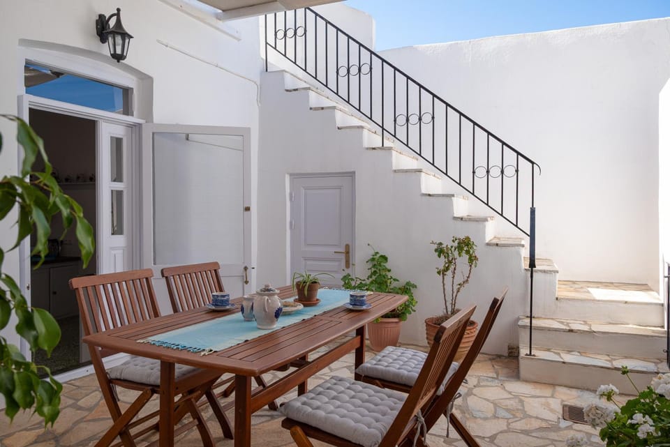 Property building, Balcony/Terrace, Dining area