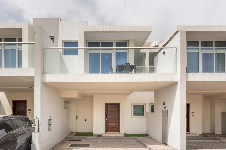 Property building, Day, Balcony/Terrace