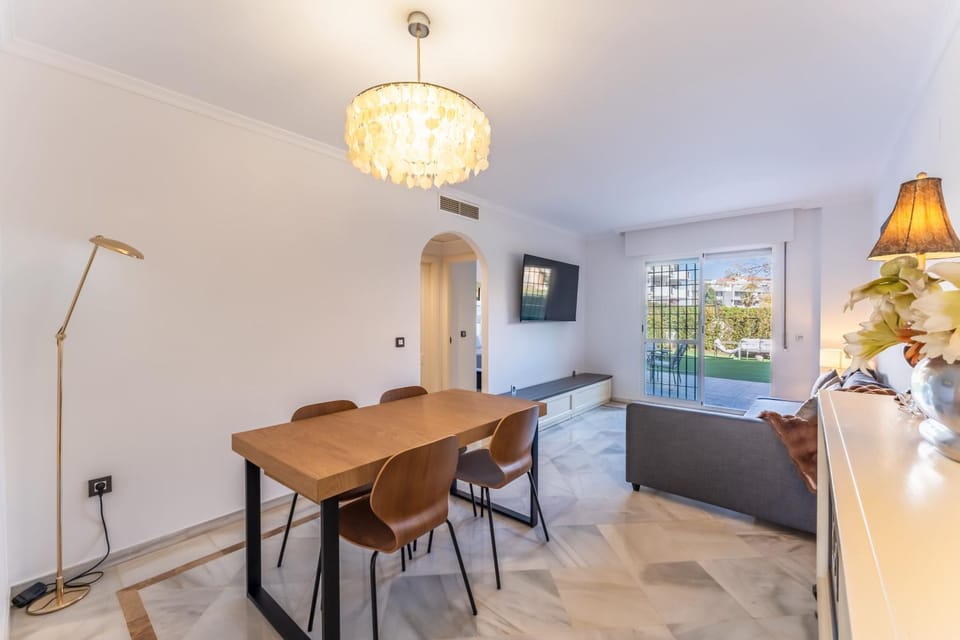 TV and multimedia, Living room, Seating area, Dining area, air conditioner