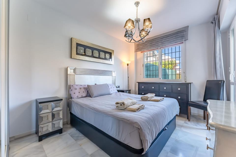 Bed, TV and multimedia, Photo of the whole room, Bedroom, wardrobe, air conditioner