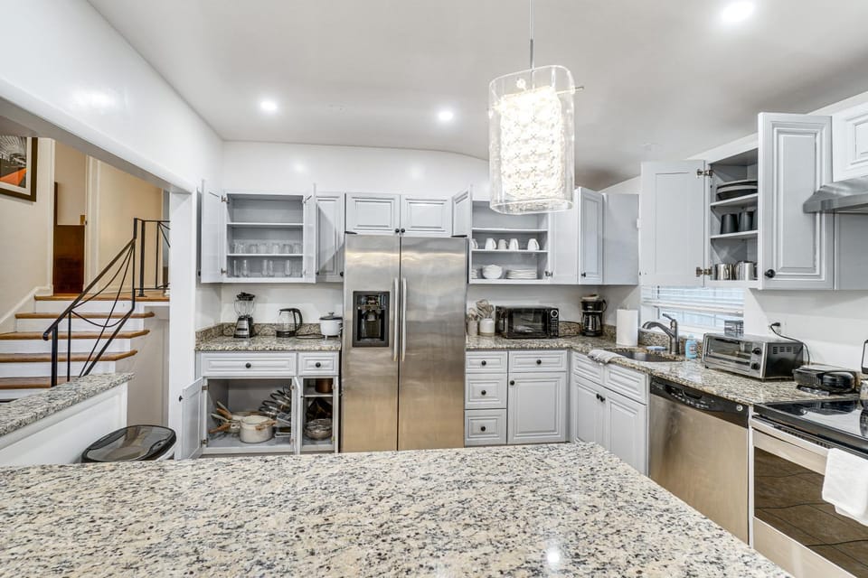 Group Getaway! Modern Silver Spring Home w/ Yard House in White Oak