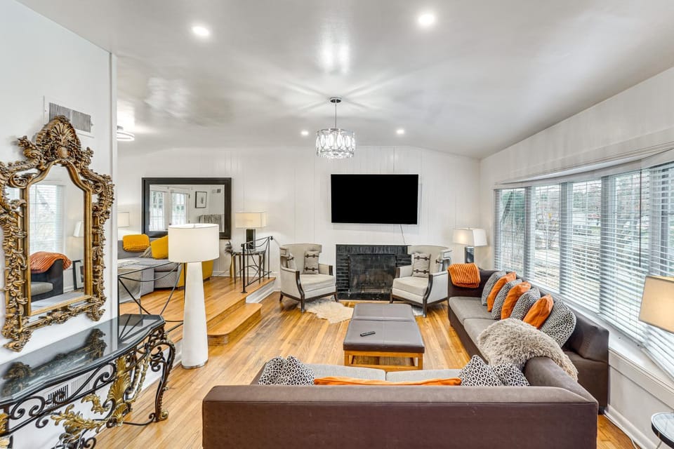 Group Getaway! Modern Silver Spring Home w/ Yard House in White Oak