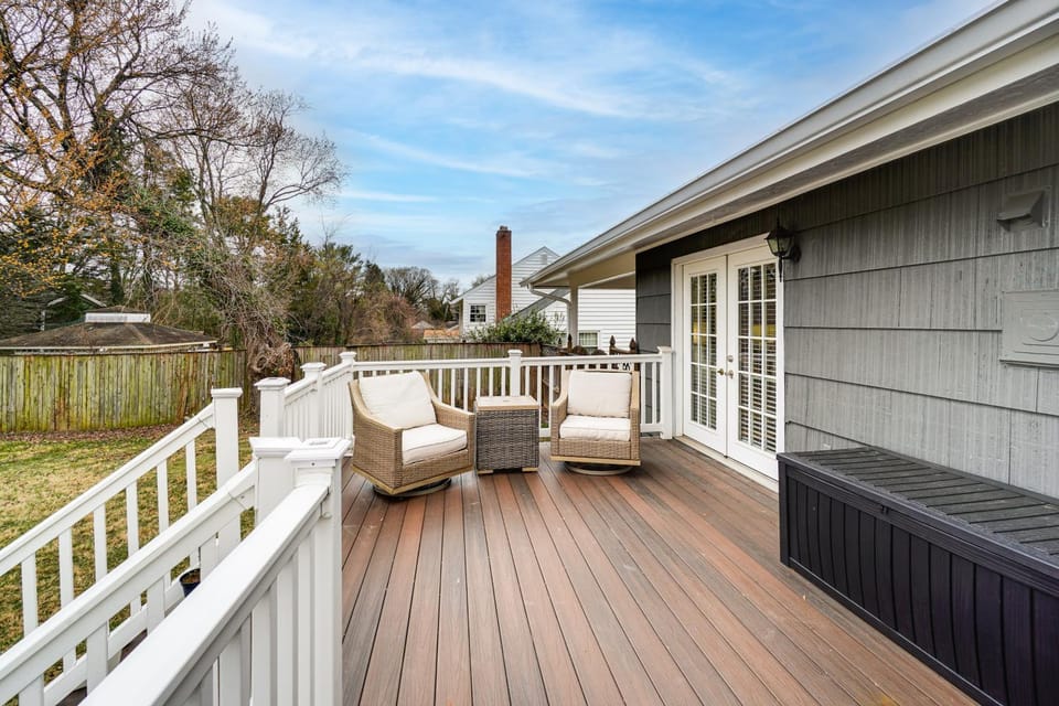 Group Getaway! Modern Silver Spring Home w/ Yard House in White Oak