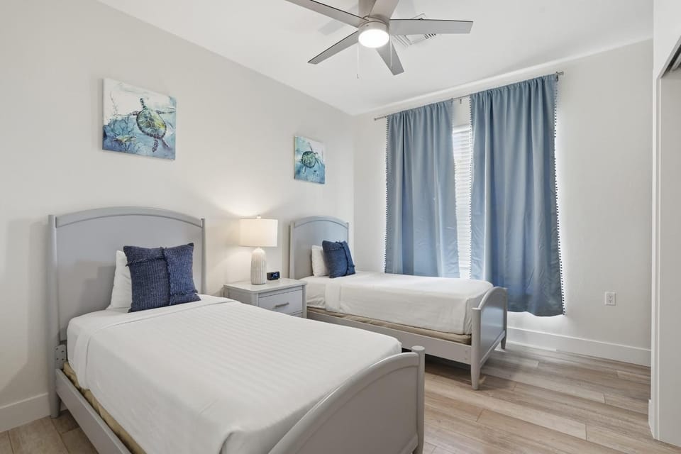 1226 - Updated -Sleeps 6 - Close to Pool and Gym House in Lely Resort