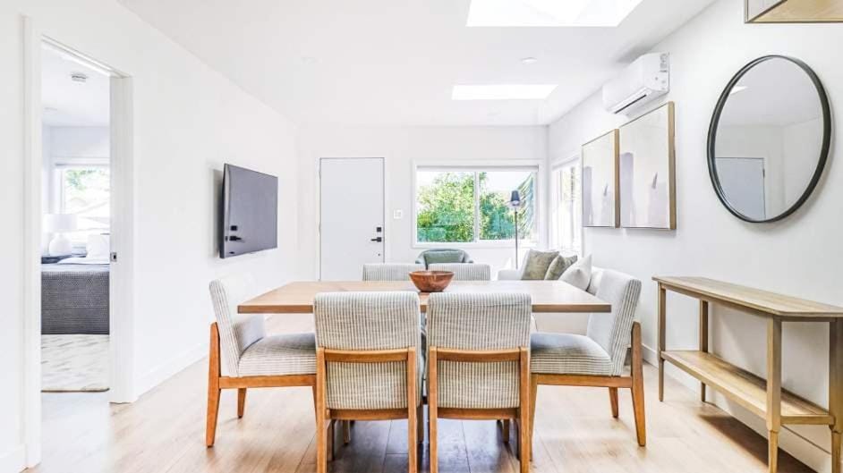 Modern 5BR Mid-City Retreat House in San Fernando Valley