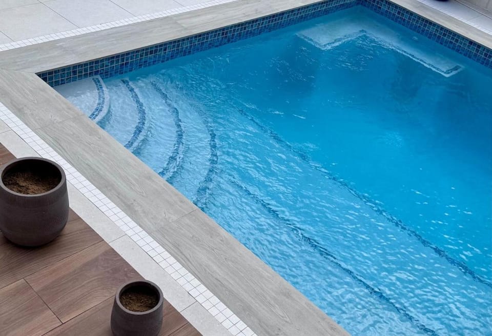 La Porta Della Casa - Sunset Pool Deck with 2 King Bedrooms Apartment in Saint James