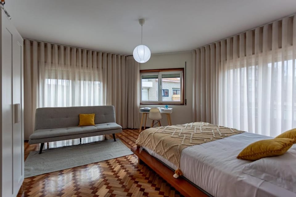 Bed, Photo of the whole room, Seating area, Bedroom