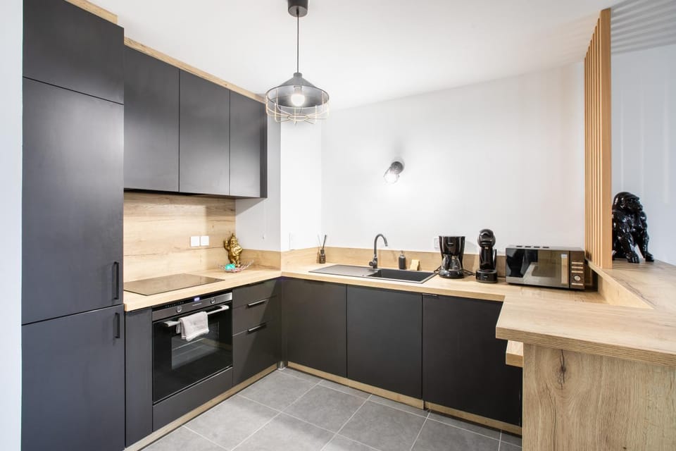 Coffee/tea facilities, Kitchen or kitchenette, stove