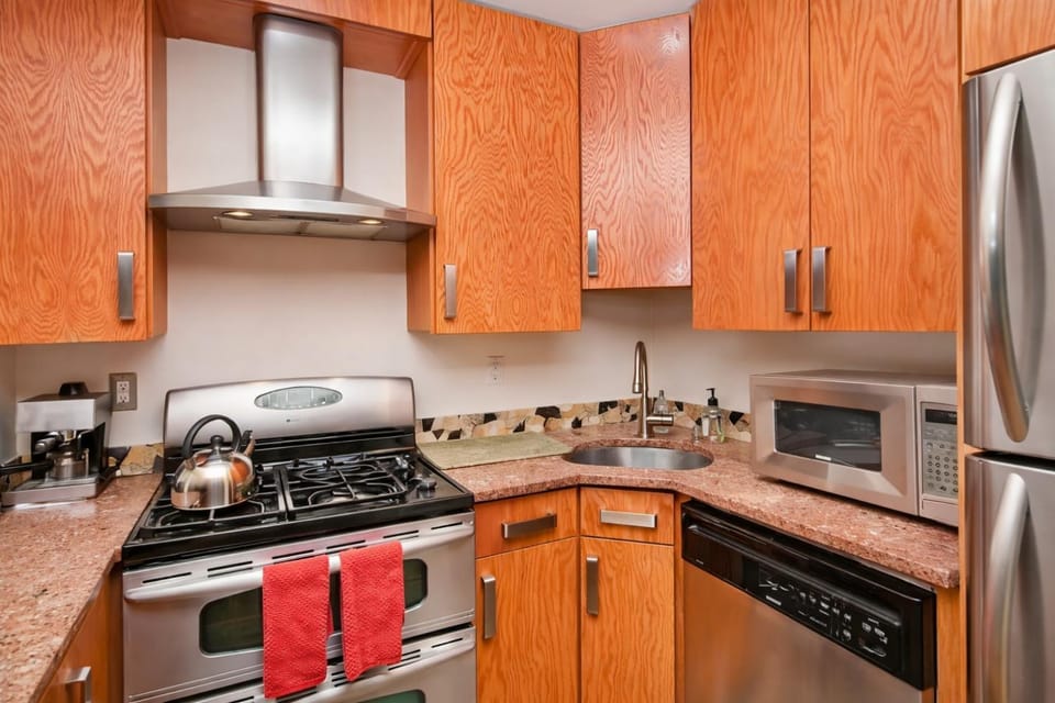 Coffee/tea facilities, Kitchen or kitchenette, dishwasher, microwave, oven, kitchen