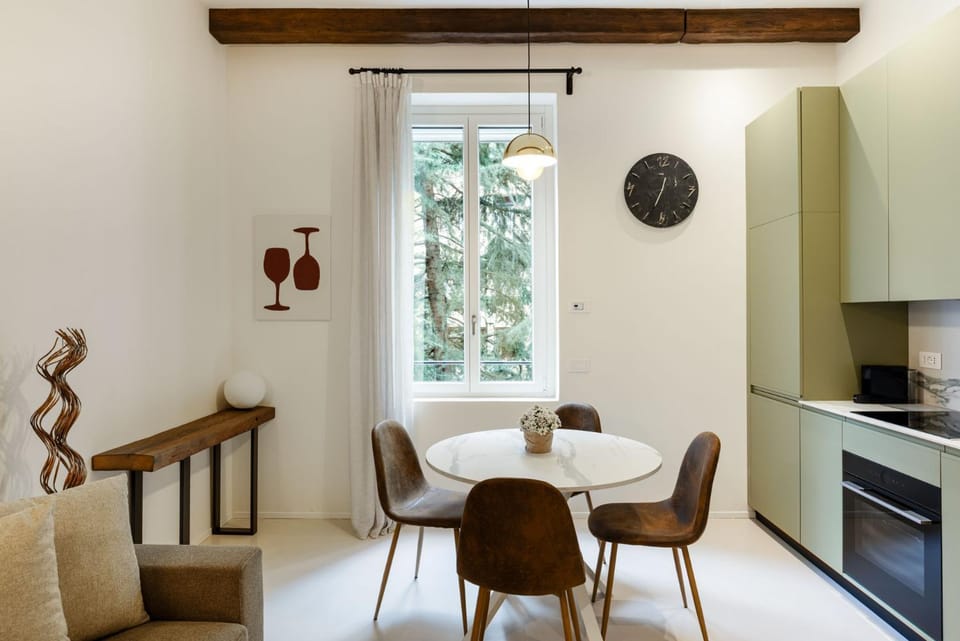 View (from property/room), Kitchen or kitchenette, Living room, Seating area, Dining area, Garden view, stove
