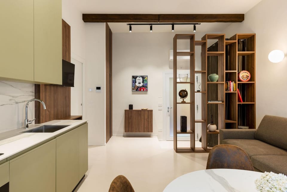 TV and multimedia, Coffee/tea facilities, Kitchen or kitchenette, Living room, Seating area, Dining area, furniture, air conditioner
