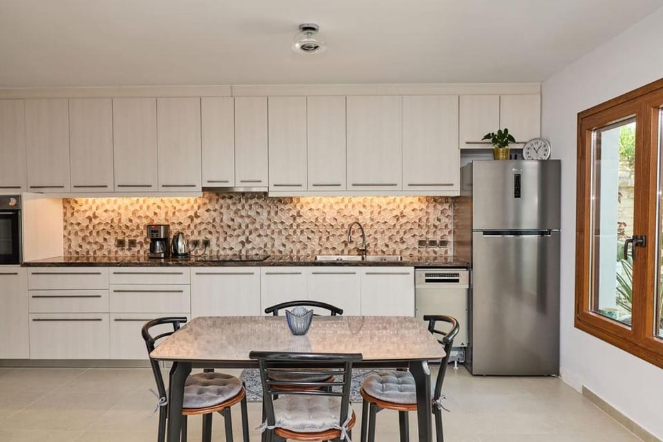 Kitchen or kitchenette, Dining area, dishwasher, oven, stove