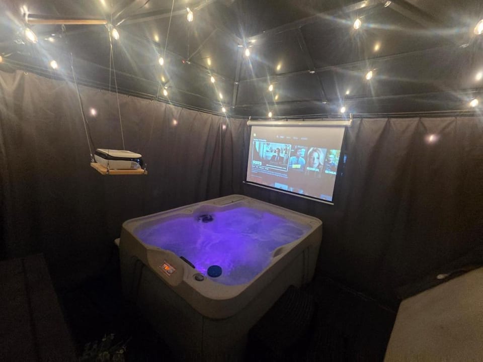 Luxury 3BR Retreat, Hot Tub, Fire Pit, 4 Beds Apartment in Abbotsford