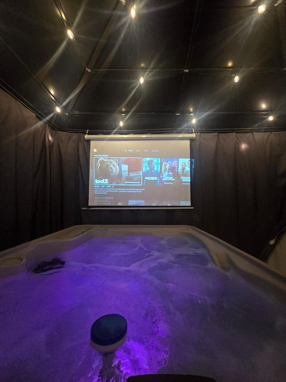 Luxury 3BR Retreat, Hot Tub, Fire Pit, 4 Beds Apartment in Abbotsford