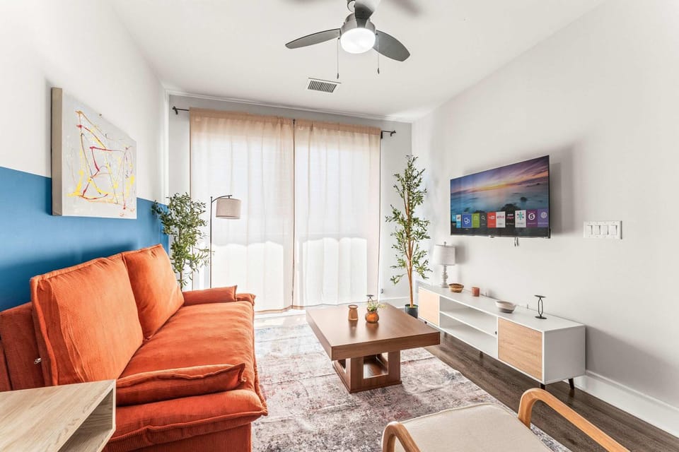Virelli Apartments Upscale King Suite in the Heart of Orlando w Pool Apartment in Orlando