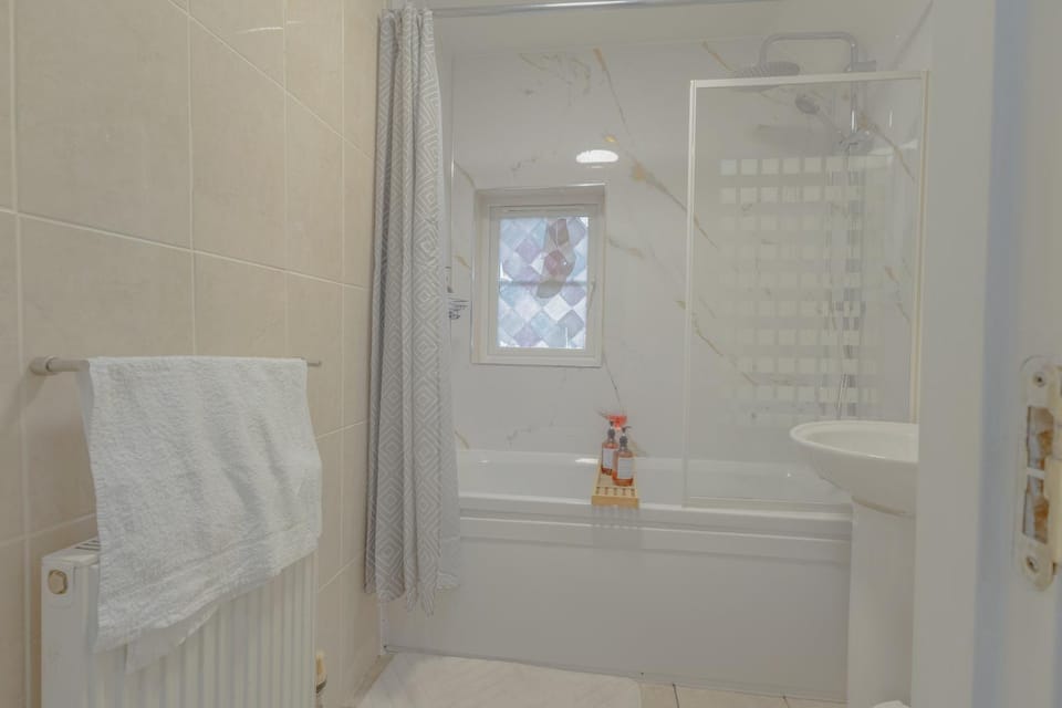 2BR Detached Home with Free Parking, Fast WiFi & Dart Board House in Wales