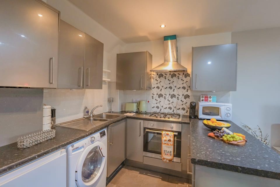 2BR Detached Home with Free Parking, Fast WiFi & Dart Board House in Wales