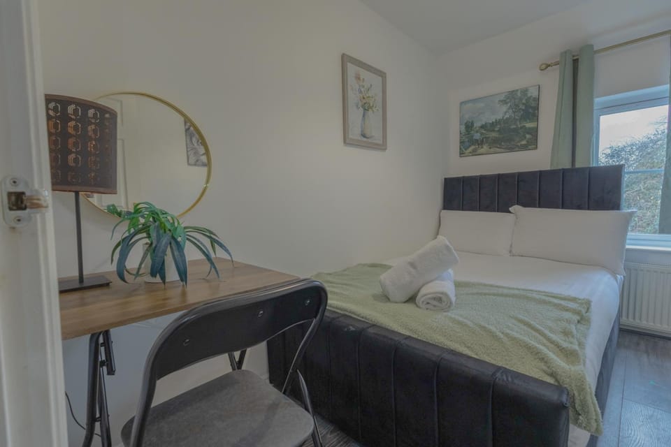 2BR Detached Home with Free Parking, Fast WiFi & Dart Board House in Wales