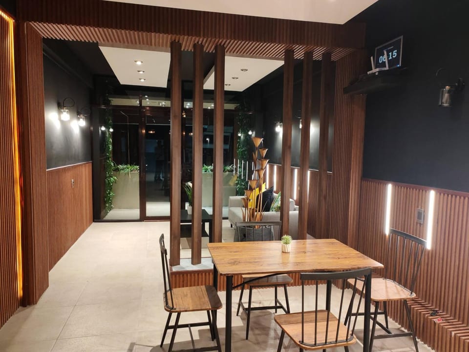 Property building, TV and multimedia, Living room, Banquet/Function facilities, Seating area, Dining area