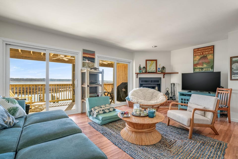 Channel Winds - Waterfront Bliss & Lighthouse Views! House in Chincoteague Island