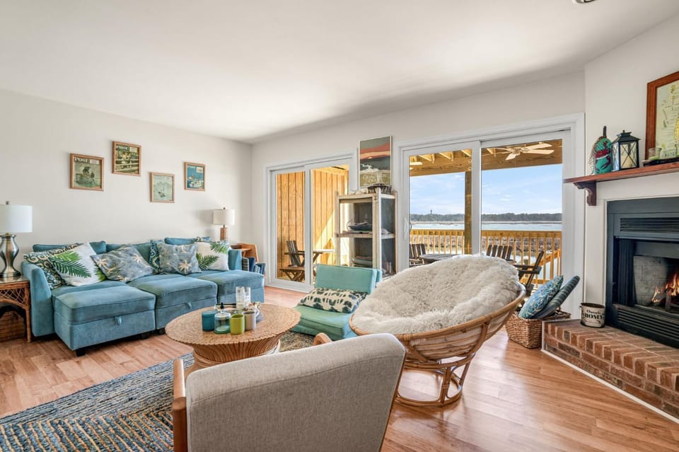 Channel Winds - Waterfront Bliss & Lighthouse Views! House in Chincoteague Island