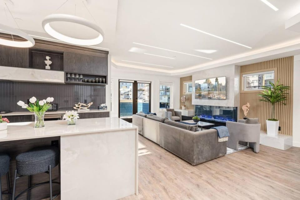 Rare find 2300sf 4BR Luxury Home Near Sunset Beach House in Vancouver