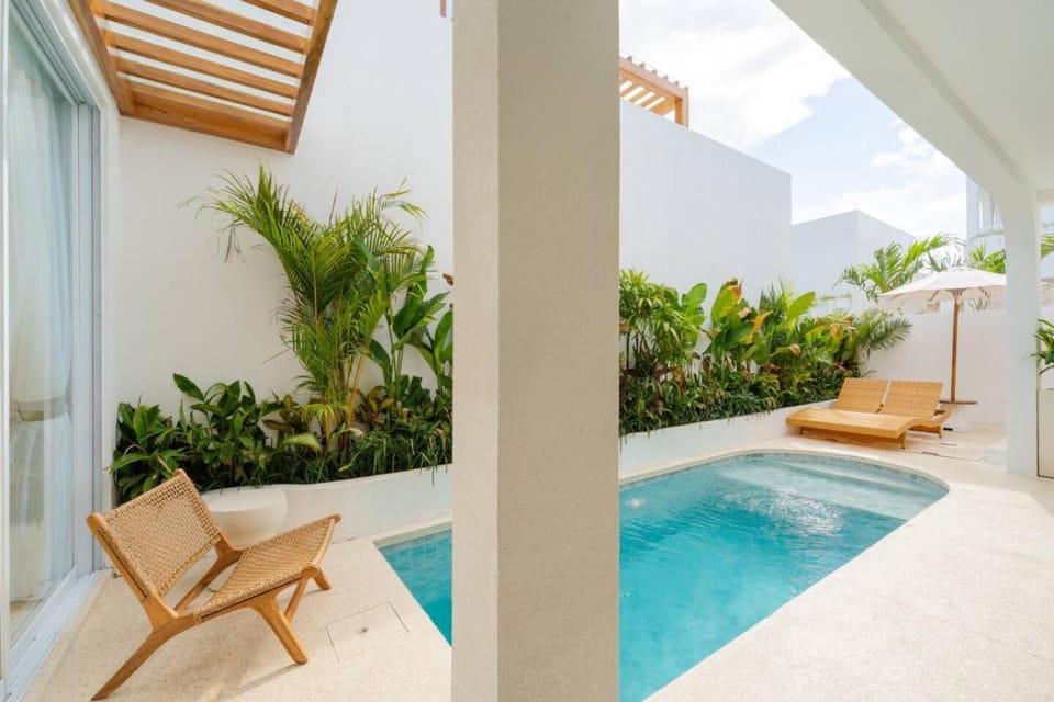 Swimming pool, sunbed