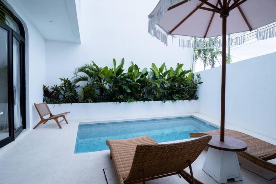 Swimming pool, sunbed