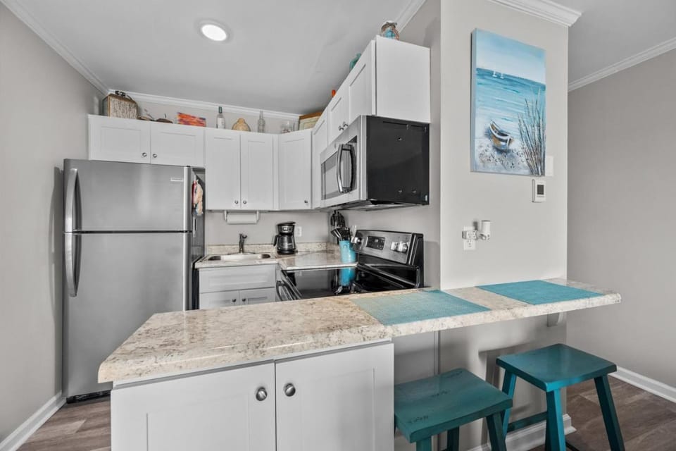 Kitchen or kitchenette, Dining area, microwave, oven, stove