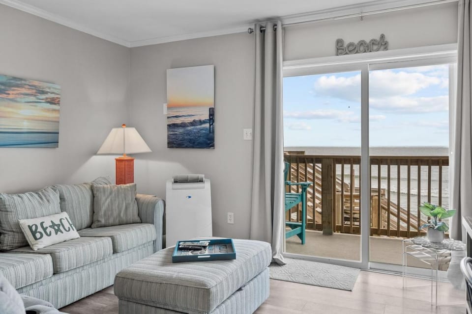 Natural landscape, View (from property/room), Balcony/Terrace, Living room, Sea view