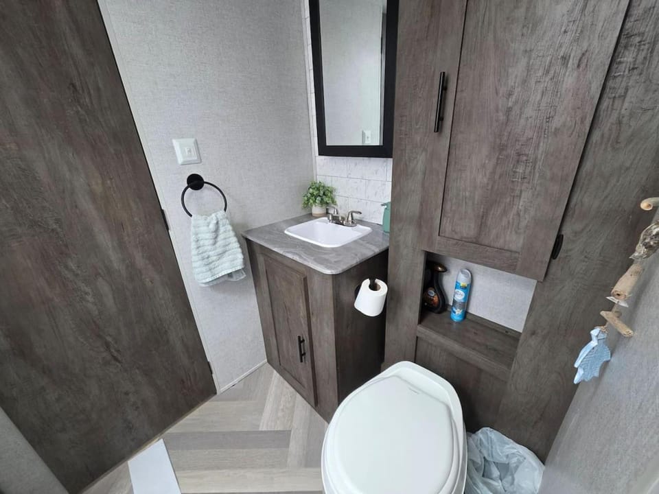 Toilet, Bathroom, towels