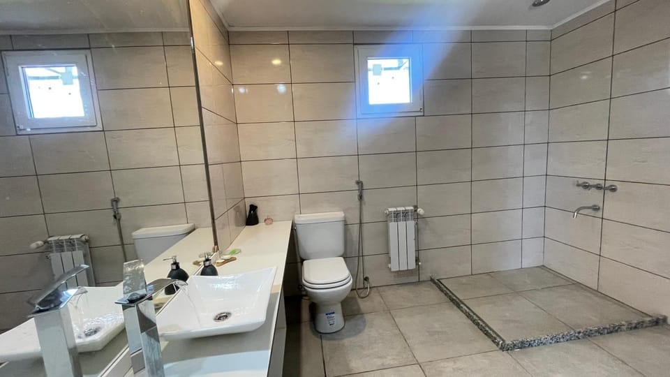 Shower, Toilet, Bathroom, bidet, towels