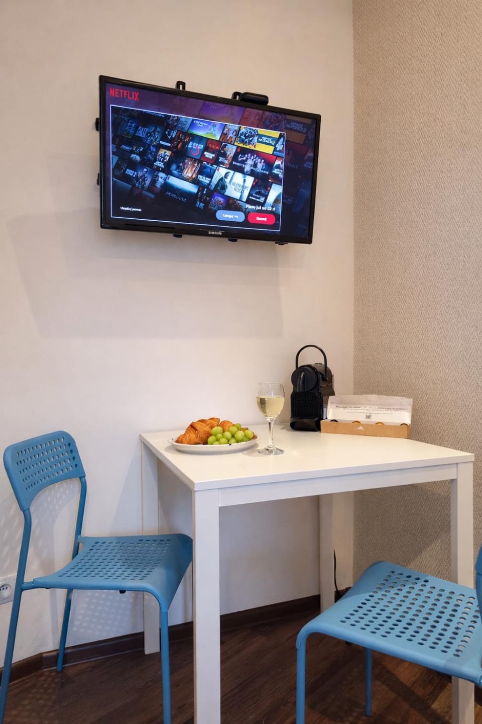 TV and multimedia, Food and drinks, Dining area, Food