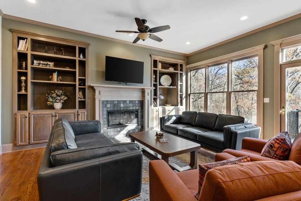 Kansas City Creekside Lodge on 22 Acres for Groups House in Overland Park