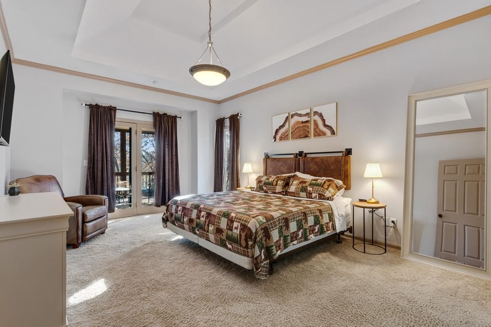 Kansas City Creekside Lodge on 22 Acres for Groups House in Overland Park