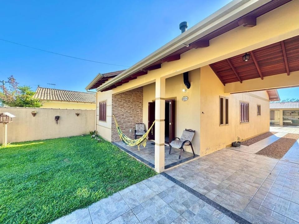 300 metros do mar, com piscina, moderna House in State of Rio Grande do Sul