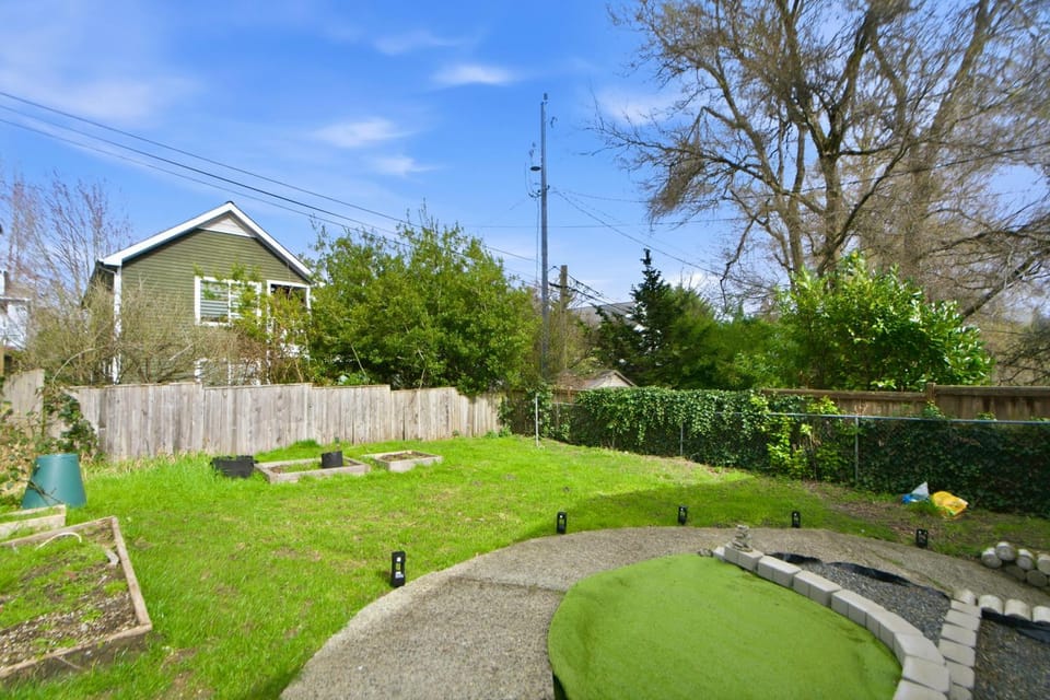 Serene MidCentury Gem 5BR Madison Park & World Cup House in Seattle