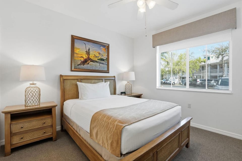 #916 - First Floor - Golf and Lake View -Sleeps 6 House in Lely Resort