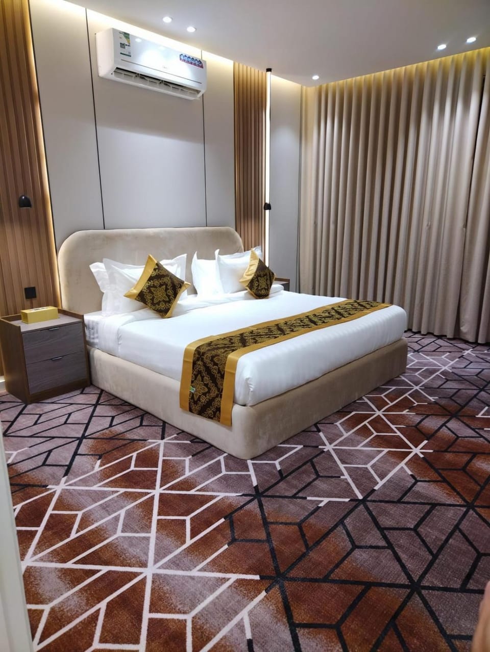 Bed, Bedroom, wardrobe, air conditioner