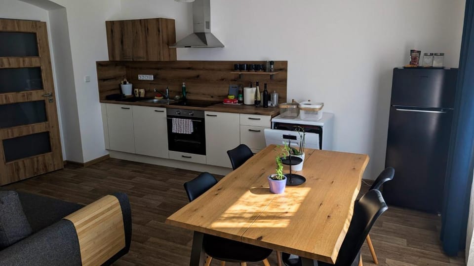 Coffee/tea facilities, Kitchen or kitchenette, Dining area, dishwasher, oven, stove