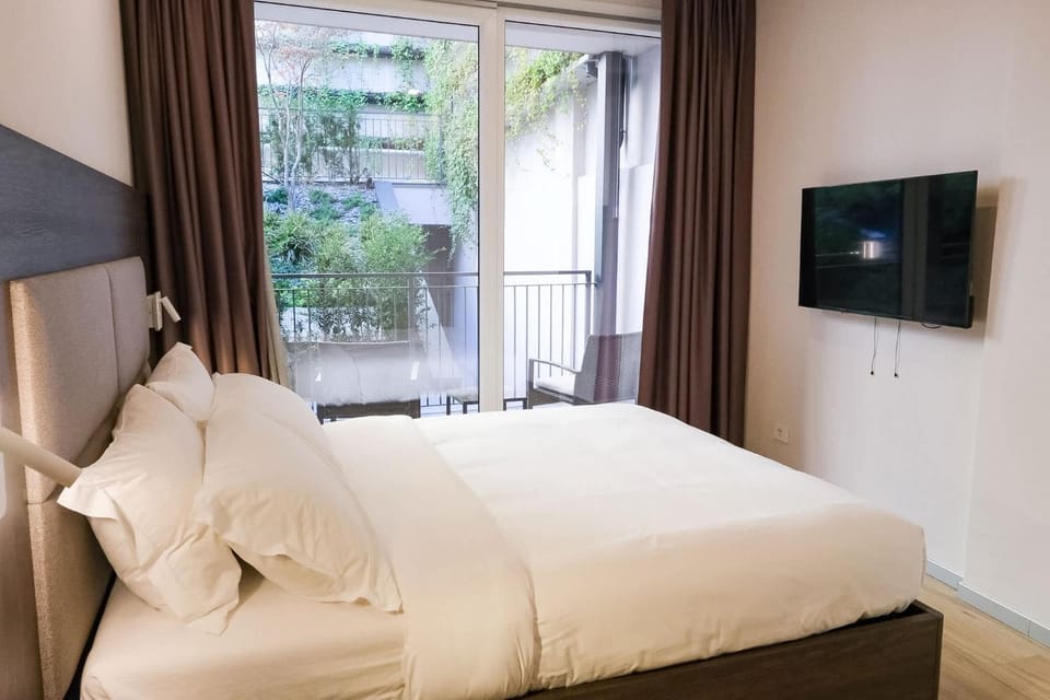 Communal lounge/ TV room, Bed, Bedroom
