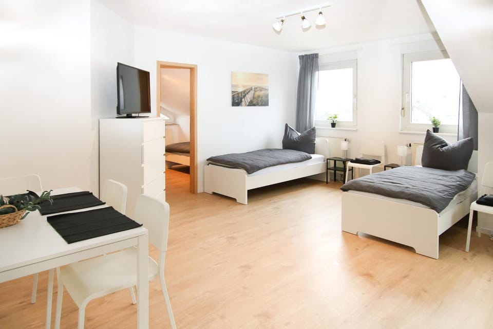 Bed, TV and multimedia, Dining area, Bedroom