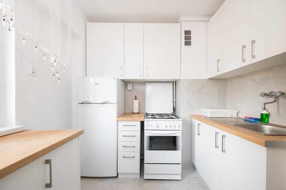 Kitchen or kitchenette, oven, stove