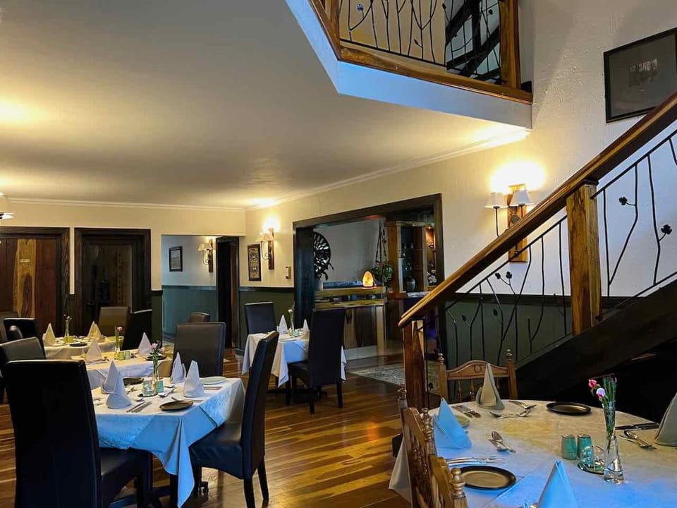 Property building, Restaurant/places to eat, Banquet/Function facilities, Dining area, Guests, Breakfast