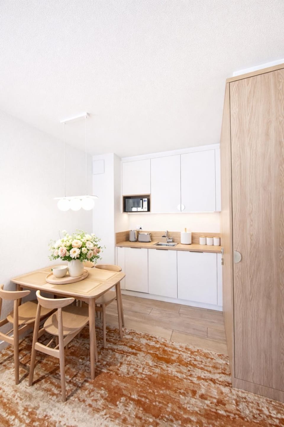 Kitchen or kitchenette, Dining area