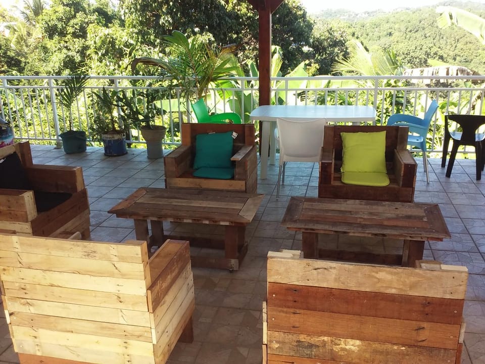 Communal lounge/ TV room, Garden view