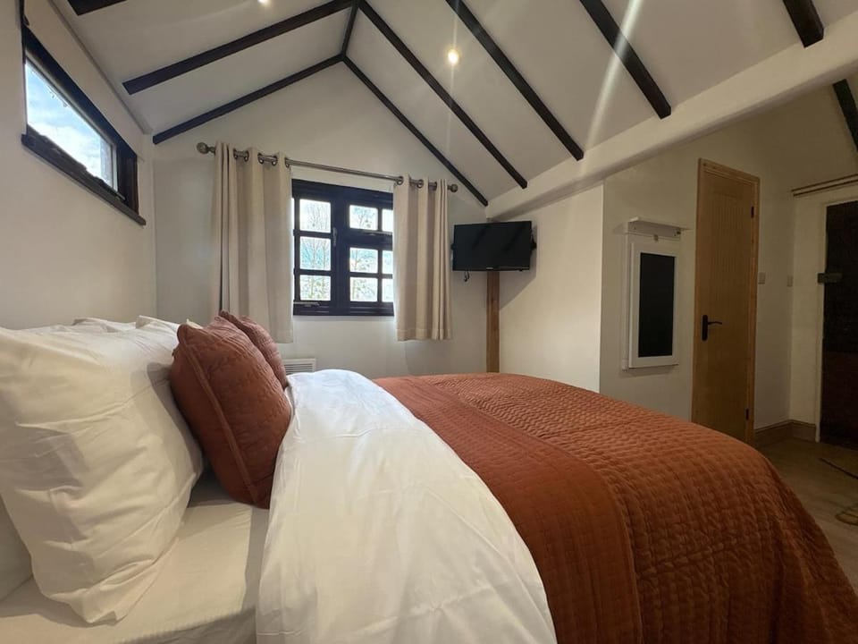 Little Vine Cottage in the grounds of Leeds Castle Chalet in Borough of Swale