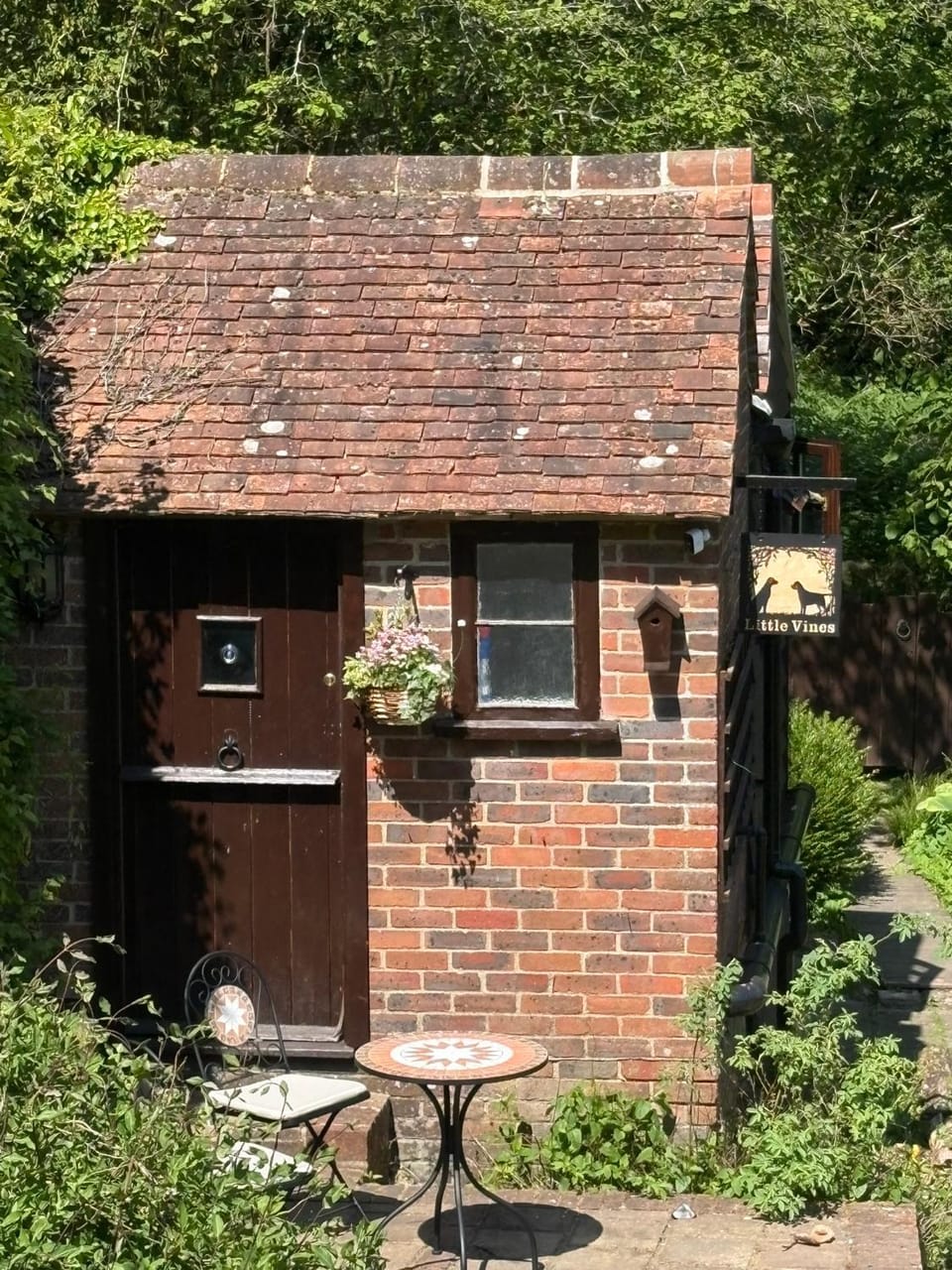 Little Vine Cottage in the grounds of Leeds Castle Chalet in Borough of Swale