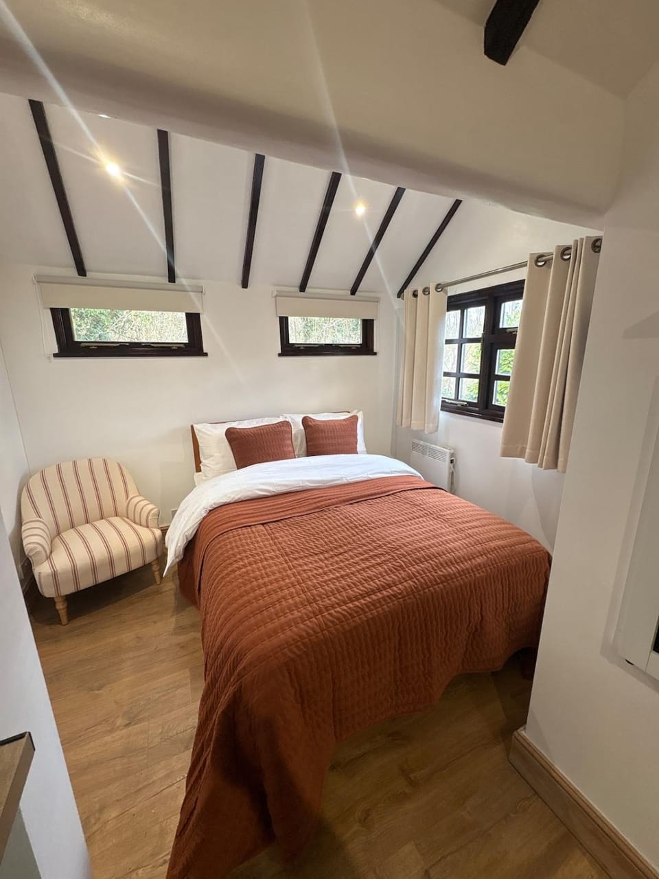 Little Vine Cottage in the grounds of Leeds Castle Chalet in Borough of Swale