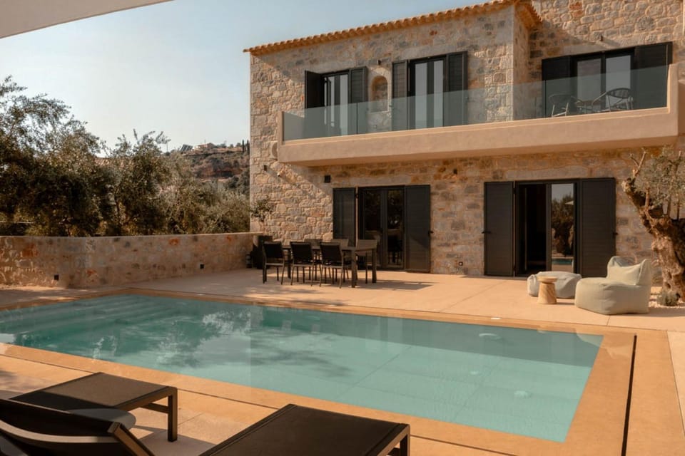 Property building, Swimming pool, sunbed